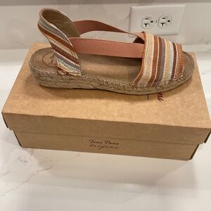 Band is Toni Pons Sandals, Size 39, and color is multi colored